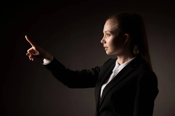 Zakenvrouw virtuele toets over grijze achtergrond — Stockfoto