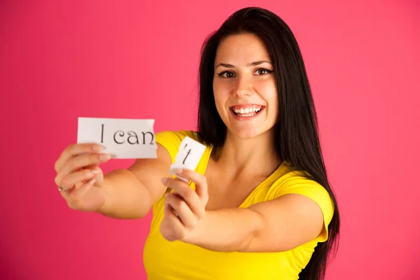 Aktive junge Frau zerreißt Text, den ich nicht zerreißen kann — Stockfoto