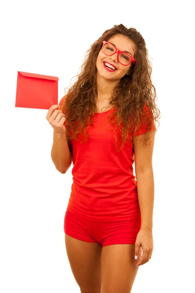 Mulher bonita em vermelho segurando envelope vermelho — Fotografia de Stock