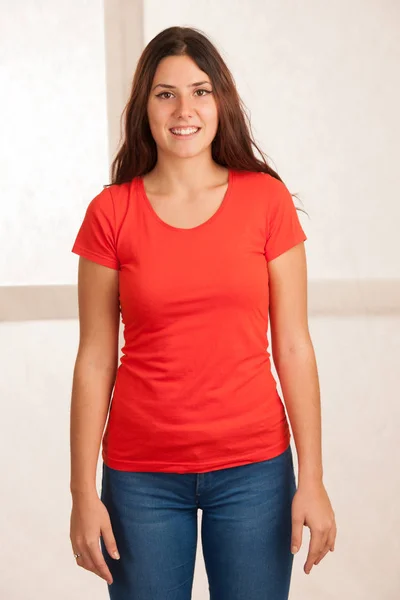 Όμορφη νεαρή γυναίκα με κόκκινη μπλούζα πάνω από το λευκό φόντο — Φωτογραφία Αρχείου