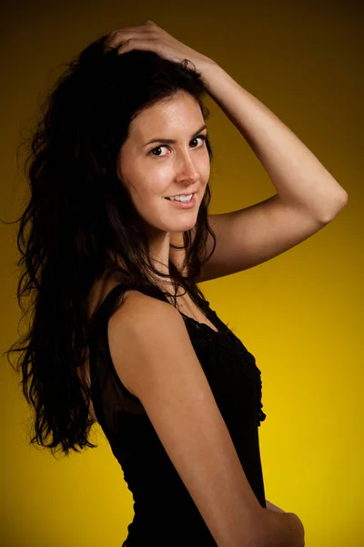 Genç, güzel bir İspanyol kadın drak kahverengi cur ile portresi — Stok fotoğraf
