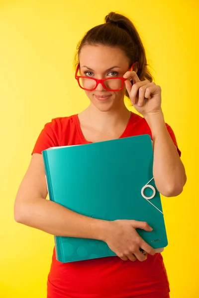 Joven Mujer Geek Feliz Camiseta Roja Sobre Fondo Amarillo Vibrante — Foto de Stock