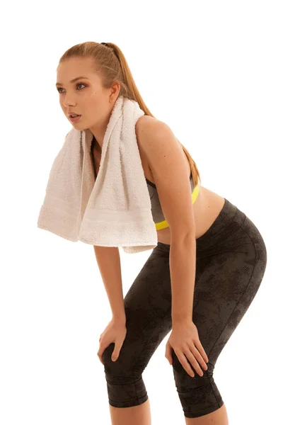 Hermosa mujer en forma descansa después del entrenamiento con toalla a su alrededor ne —  Fotos de Stock