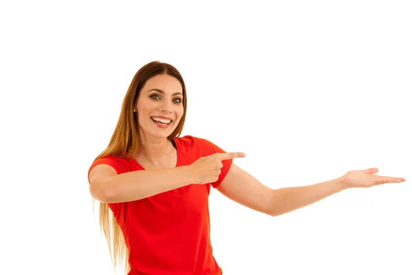Красивая молодая женщина в красной футболке указатель в копировальном пространстве изолята — стоковое фото