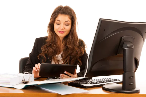 Beautiful young brunette business woman surt internet on her tab — Stock Photo, Image
