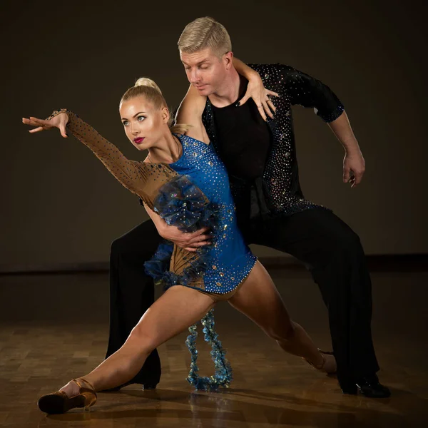 Beautiful professional latin  dance couple preform exhibition da — Stock Photo, Image