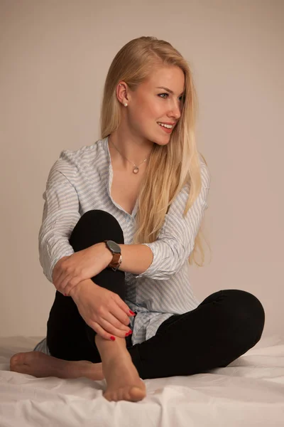 Mooie jonge blonde vrouw datum op bed — Stockfoto
