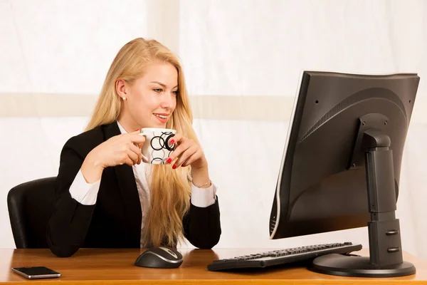 Ung affärskvinna dricker kaffe på morgonen en henne office de — Stockfoto