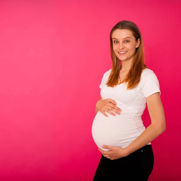 Studioaufnahmen einer schönen schwangeren Frau — Stockfoto