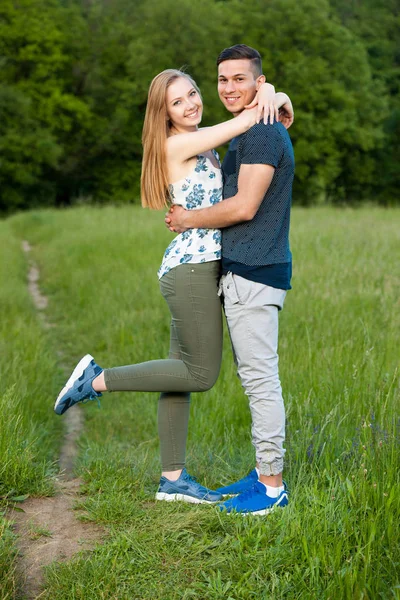 Ativo jovem casal se divertindo no parque no verão quente agetrnoon — Fotografia de Stock