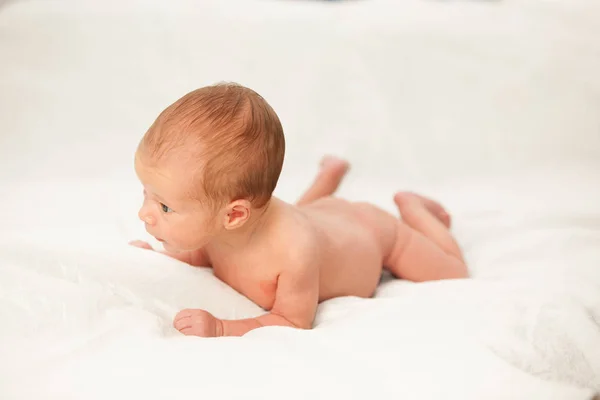 Neugeborenes Kind liegt auf Bett — Stockfoto