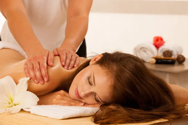 Cuidado com o corpo. Tratamento de massagem corporal Spa. Mulher fazendo massagem em t — Fotografia de Stock