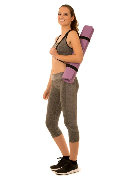 Krásná mladá žena fit drží mat připraven pro samostatný trénink — Stock fotografie
