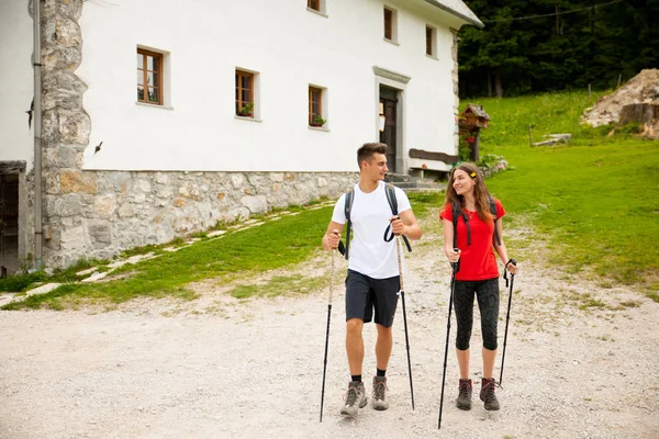 Ativo Bonito casal jovem caminhadas ina natureza escalada colina ou — Fotografia de Stock