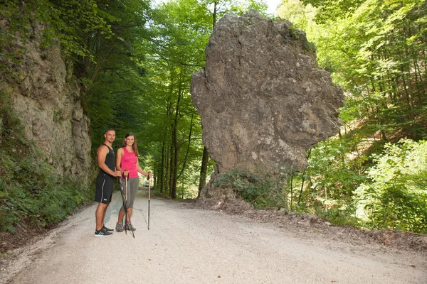 若いカップルで夏の暑い日に岩ハイキング — ストック写真