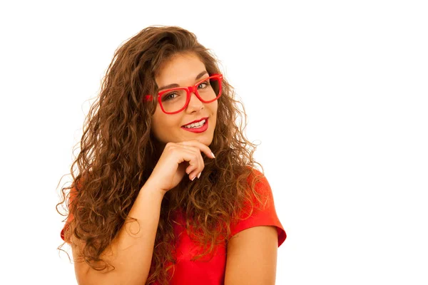 Retrato de Hermosa mujer joven en camiseta roja y pantalones cortos isol —  Fotos de Stock