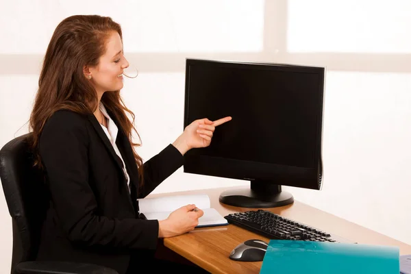 オフィスの自分の机で働いてロッキーマウンテン若いビジネス女性 — ストック写真