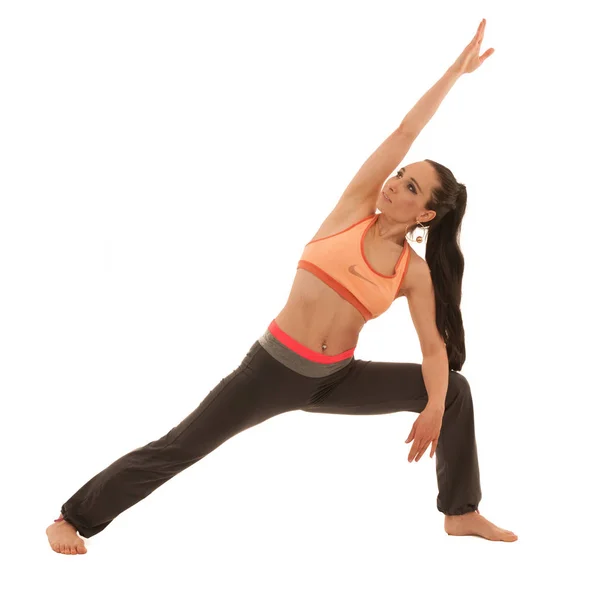 Práctica de yoga - hermosa mujer joven con ejercicio de pelo negro y — Foto de Stock