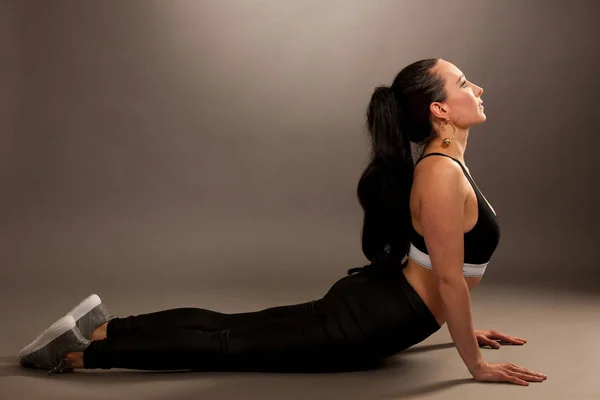 Práctica de yoga - hermosa mujer joven con ejercicio de pelo negro y —  Fotos de Stock