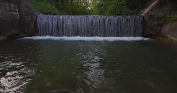 Waterfal Małe Rzeki Skraju Lasu — Wideo stockowe