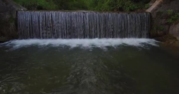 Vista Aérea Cascada Pequeño Río Borde Del Bosque — Vídeo de stock