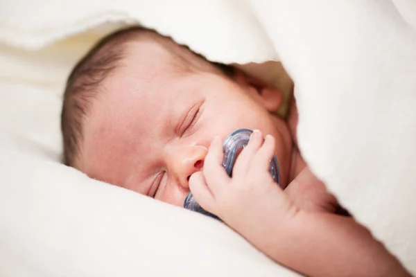 Bambino ragazzo dormire con succhietto in bocca — Foto Stock