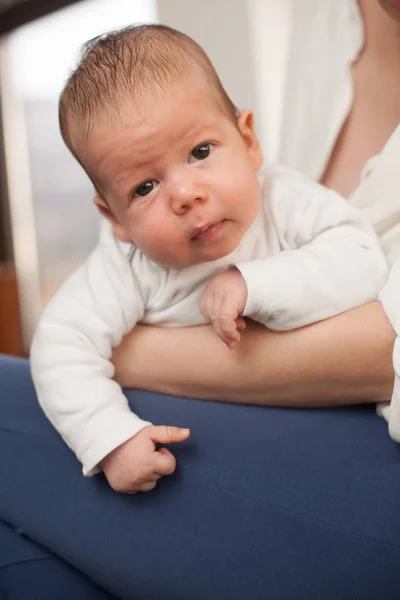 Mesi Bambino Ragazzo Riposa Madri Gambe — Foto Stock