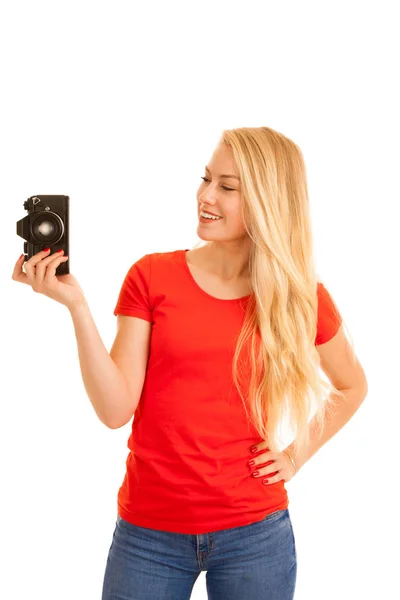 Donna in rosso con una fotocamera retrò isolato su sfondo bianco — Foto Stock