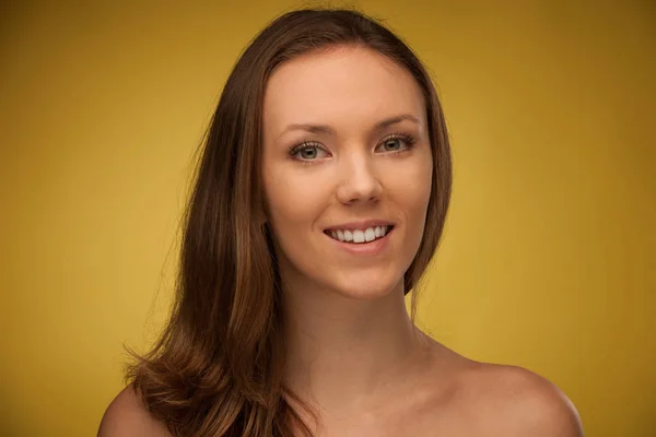 Beauty portrait of a beautiful young brunette woman — Stock Photo, Image