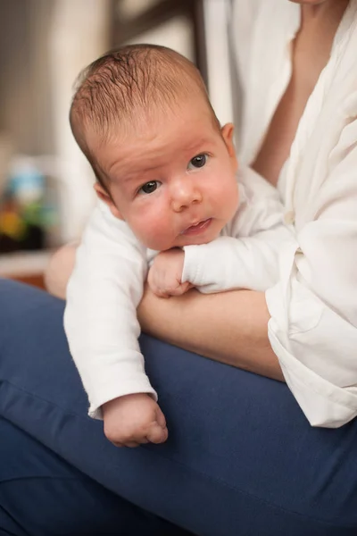 3 mesi bambino ragazzo riposa su madri gambe — Foto Stock