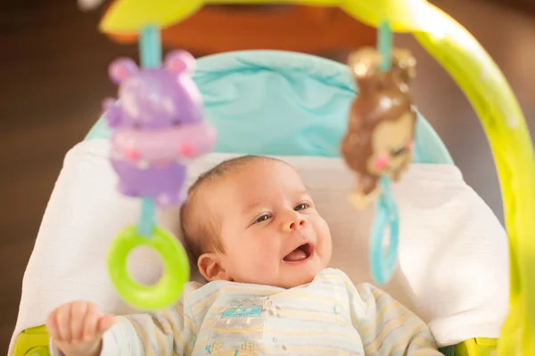 Piękne Młode Baby Bawi Się Zabawkami Siedząc Fotelu — Zdjęcie stockowe