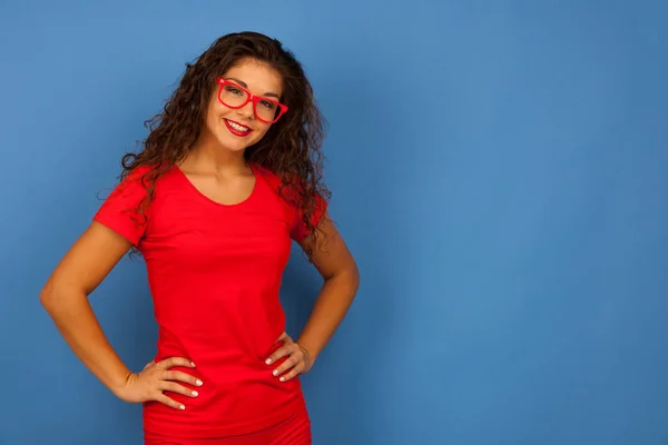 Retrato de Hermosa mujer joven en camiseta roja y pantalones cortos isol —  Fotos de Stock