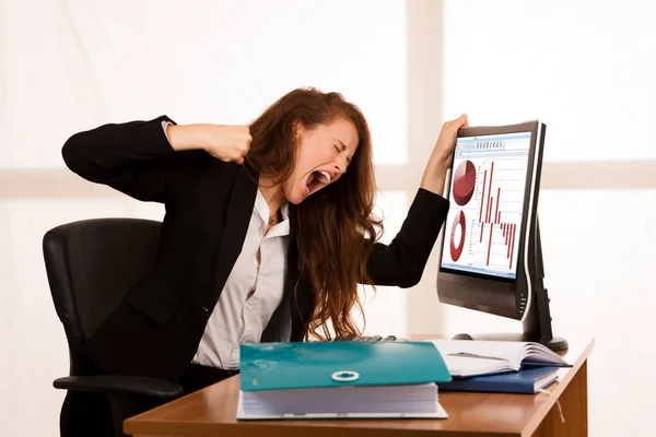 Mulher de negócios irritada expressando raiva em sua mesa no escritório — Fotografia de Stock