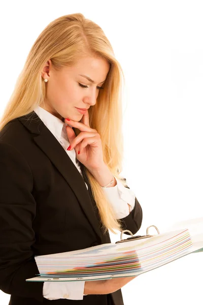 Schöne junge Frau checkt Daten in einem Arbeitsordner in ihrem Büro — Stockfoto