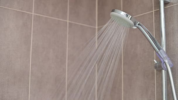 Wasser Fließt Aus Der Dusche Badezimmer — Stockvideo