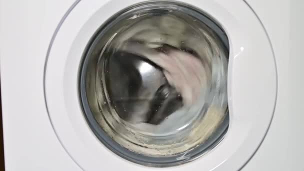 洗濯機の中の衣類を回転ドア 汚れた洗濯物 洗濯機のフレームの中央にフォーカス — ストック動画