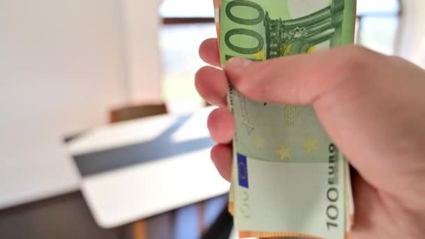 Мужчина Считает Наличные Банкнотах Номиналом 100 Евро — стоковое видео