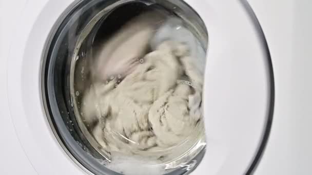 洗衣机门内旋转服装 集中在脏衣物和洗衣机的中心在框架 — 图库视频影像