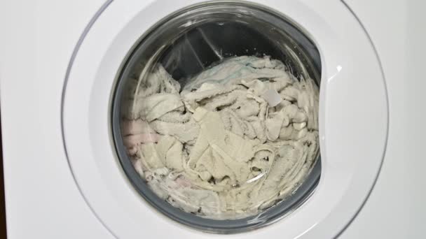 Deur Van Wasmachine Met Roterende Kleding Binnen Focus Het Midden — Stockvideo