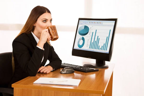 美しい若いビジネスの女性は 彼女の事務所でコーヒーを飲む — ストック写真