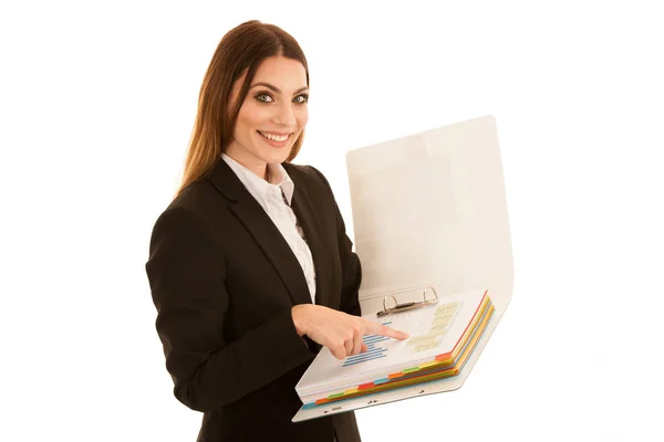 Business Mulher lendo um relatório - verificando dados em uma pasta isol — Fotografia de Stock