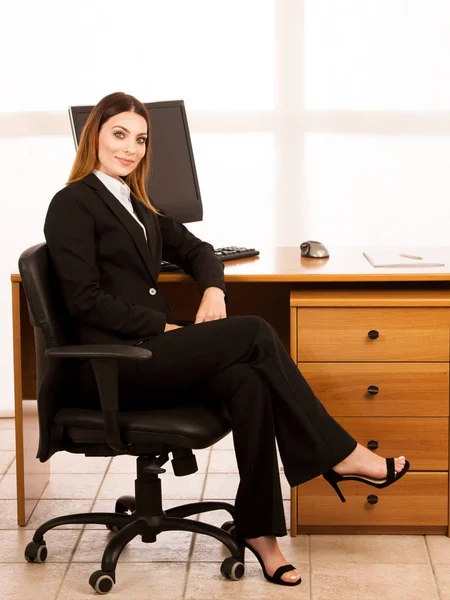 Çekici genç iş kadını ofis masasında çalışıyor — Stok fotoğraf