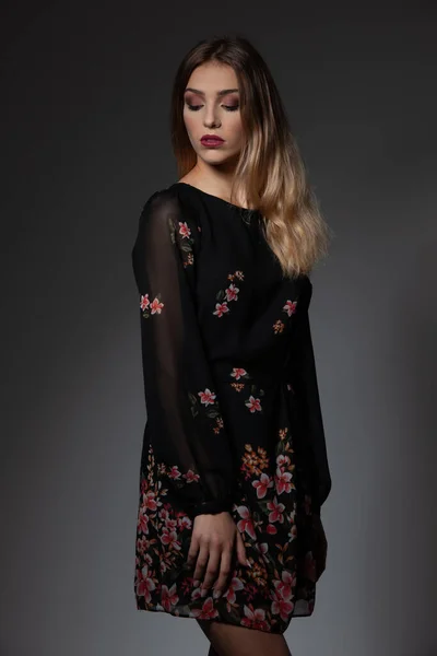 Bela mulher na moda em vestido preto com floral patern ov — Fotografia de Stock