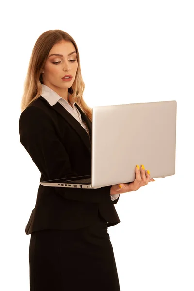Młoda kobieta biznesu działa na laptopie na białym tle — Zdjęcie stockowe