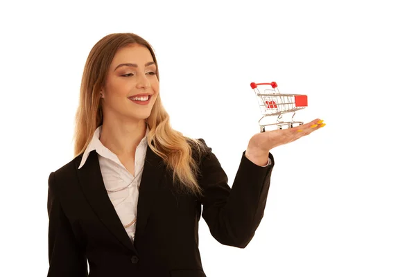 Young Business vrouw houdt een winkelwagentje in haar hand geïsoleerd — Stockfoto