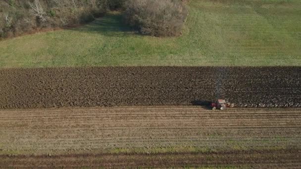 Rolnik Ciągniku Przygotowuje Grunty Użytkach Rolnych Widok Góry Dół Białe — Wideo stockowe