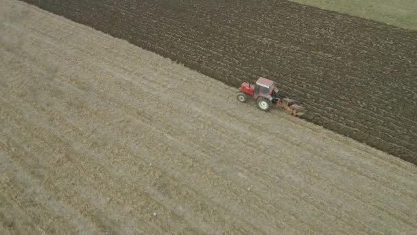 农民在拖拉机准备农田的土地 俯瞰白色拖拉机耕地 为播种准备土地 空中风景 拖拉机犁田 农业工业 — 图库视频影像