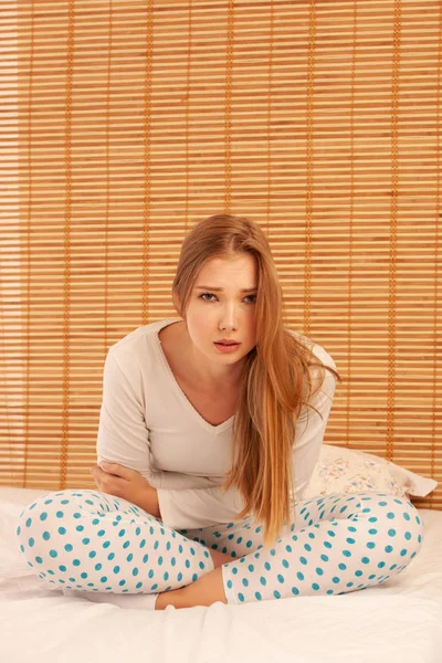 Mujer Joven Que Sufre Dolor Abdominal Mientras Está Sentada Cama — Foto de Stock