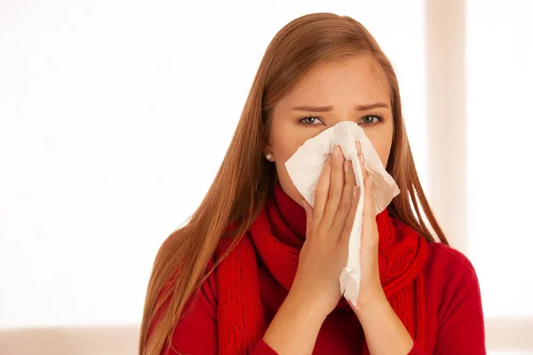 Mujer Estornuda Sosteniendo Pañuelo Nasal —  Fotos de Stock