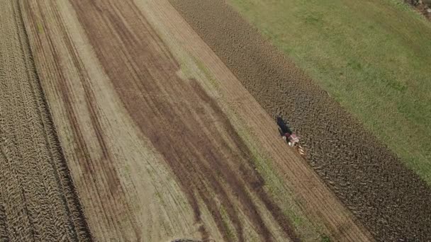 Traktördeki Çiftçi Tarlalarda Arazi Hazırlıyor Yukarıdan Aşağıya Beyaz Traktör Tarlaları — Stok video
